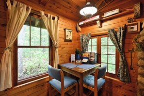 Dining - Tri-Lakes Hideaway on Lake Wilipyro (Drummond)