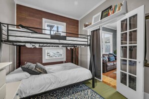 5 Schlafzimmer, Schreibtisch, Bügeleisen/Bügelbrett, kostenloses WLAN