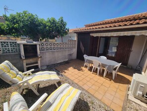 Outdoor dining - Villa located in a secured residence with pool, for 4 people, at only 400m from the beach of... (PORTIRAGNES)