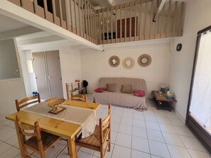 TV - Villa located in a secured residence with pool, for 4 people, at only 400m from the beach of... (PORTIRAGNES)