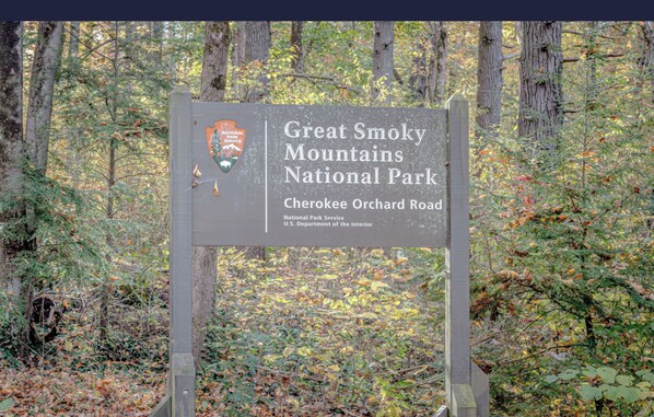 A sign for Great Smoky Mountains National Park on Cherokee Orchard Road. - Dec 26–Jan 2 • NYE Gatlinburg Luxury 2BR Condo – Walk to Fireworks • Sleeps 8 (Gatlinburg)