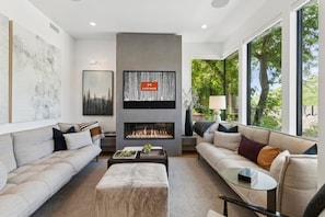 Smart TV, fireplace
