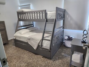3 chambres, fer et planche à repasser, Wi-Fi, draps fournis