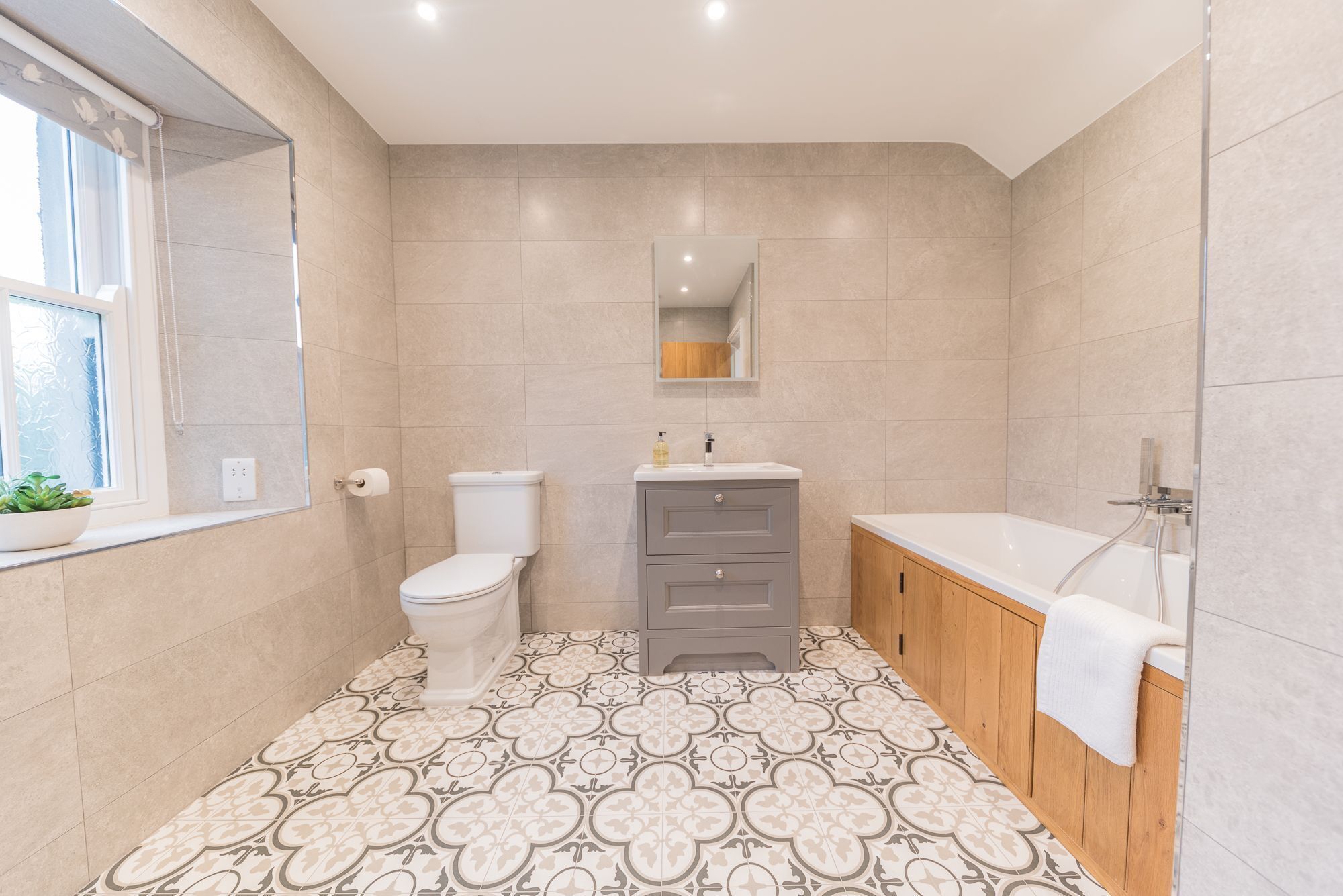 A bathroom with a toilet, sink, and bathtub.