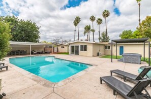 Una piscina al aire libre, una piscina climatizada