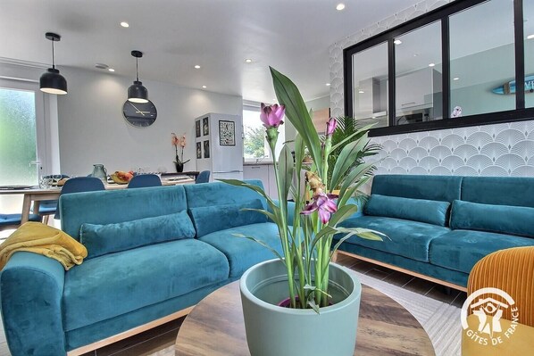 Télévision, livres, chaîne hi-fi