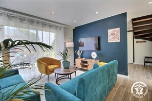 TV, books, stereo - Rafaël - PLOUEC DU TRIEUX (PLOUEC DU TRIEUX)