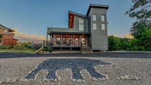 Un bâtiment à deux étages doté d’un porche et d’un chemin en pierre menant à l’entrée.