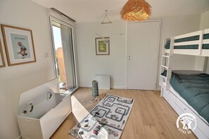 5 bedrooms, iron/ironing board, free WiFi, bed sheets