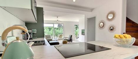 ثلاجة، ميكروويف، فرن، موقد طهي مسطح