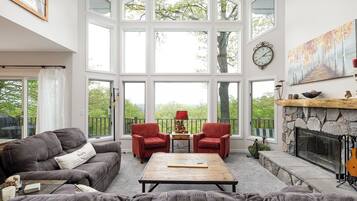 Smart TV, chimenea y libros