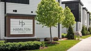 Un edificio moderno con un letrero que dice "Hamilton Place".