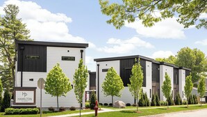 Een modern gebouw met een bord waarop 