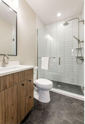 Een douche, handdoeken