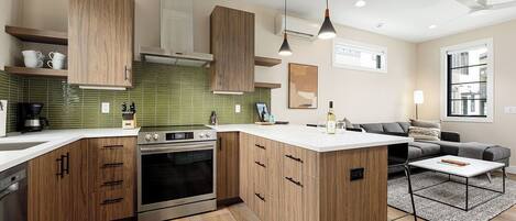 冷蔵庫、電子レンジ、オーブン、コンロ