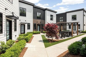 Exterior - Hamilton Place | Bayside Building | 4 Units (Traverse City)