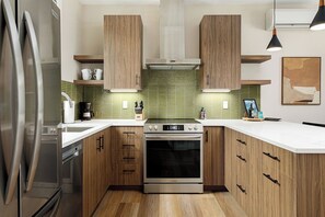 Frigorífico, microondas, horno y placa de cocina