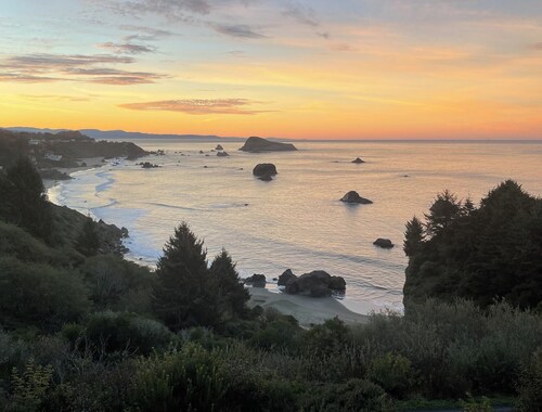 “Ocean’s Embrace” Breathtaking Views @ Rainbow Rock! Private Beach Trail. Gated.