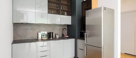 Kühlschrank, Mikrowelle, Herdplatte, Geschirrspüler