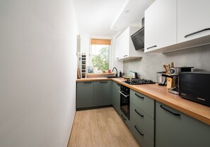 Fridge, microwave, stovetop, dishwasher - Afrykańska Urban Chic Apartment (Warszawa)
