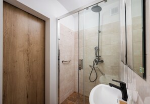 Een douche, een haardroger, handdoeken