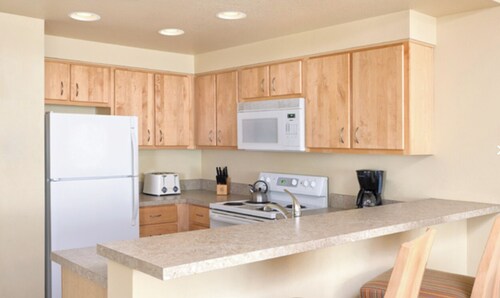 2-bedroom resort in awesome Seaside with fitness room, WiFi