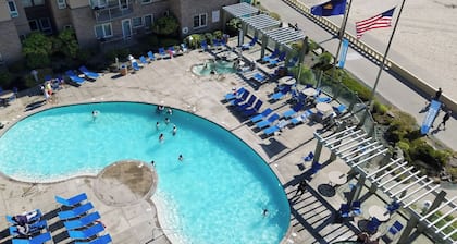 2-bedroom resort in awesome Seaside with fitness room, WiFi