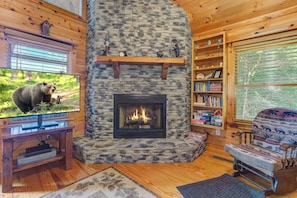 Interior - Secluded Soaks, Fireside Sips, Evening S'mores, Fun Games & Relaxing Rockers - Sunrise Splendor (Mineral Bluff)