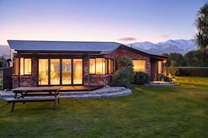 Exterior - The Entire Mangamaunu Retreat (Hapuku)