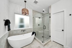Shower, hair dryer, bidet, towels
