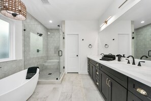 Dusche, Haartrockner, Bidet, Handtücher