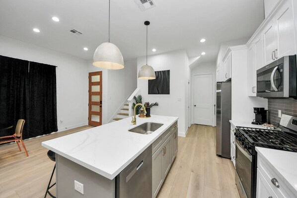 Refrigerador, microondas, horno, placa de cocina