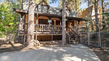 Vista frontal de la propiedad