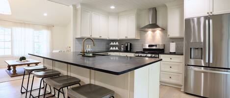 Geladeira, micro-ondas, fogão, cooktop