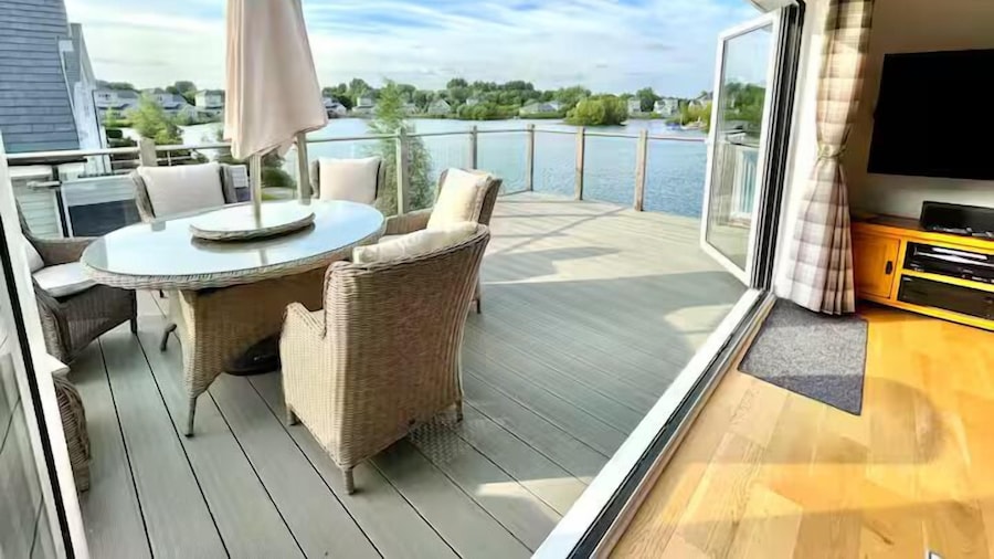 Cotswolds Lakeside Home-Summer Lake