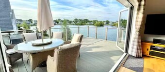 Cotswolds Lakeside Home-Summer Lake