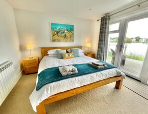Deluxe House | Free WiFi - Cotswolds Lakeside Home-Summer Lake  (Cirencester)