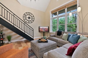 Appart'hôtel, plusieurs lits, balcon, vue jardin (409 Mason Court #224) | Coin séjour | Télévision à écran plat de 55 pouces avec chaînes numériques