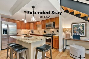 Condo, Plusieurs lits, balcon, vue sur le jardin (409 Mason Court #224) | Cuisine privée | Réfrigérateur, four à micro-ondes, un four, surface de cuisson