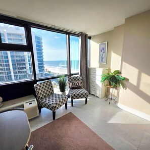 Interior - Romantic King Studio in charming Daytona Beach w/pool, tiki bar, large smart TV (Daytona Beach)