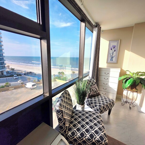 Interior - Romantic King Studio in charming Daytona Beach w/pool, tiki bar, large smart TV (Daytona Beach)