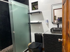 Douche, serviettes fournies, savon, papier de toilette
