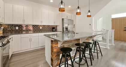 The Cycle Haus - Rooftop Deck With Hot Tub & Views