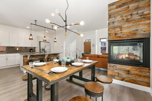 Hus, flere senger, spabadekar, fjellutsikt (226 Cajetan Street) | Spiseområde