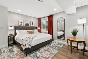 하우스, 침대(여러 개), 온수 욕조, 산 전망 (226 Cajetan Street) | 4 개의 침실, 각각 다른 스타일의 인테리어, 각각 다르게 가구 비치, 책상