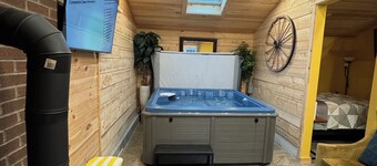 Soothing Carriage House with Hot Tub in charming Stratford