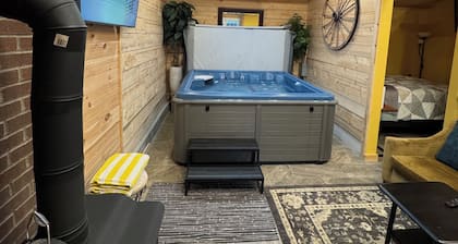 Soothing Carriage House with Hot Tub in charming Stratford