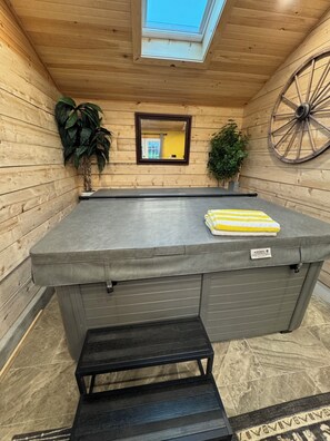 Interior - Soothing Carriage House with Hot Tub in charming Stratford (Stratford)