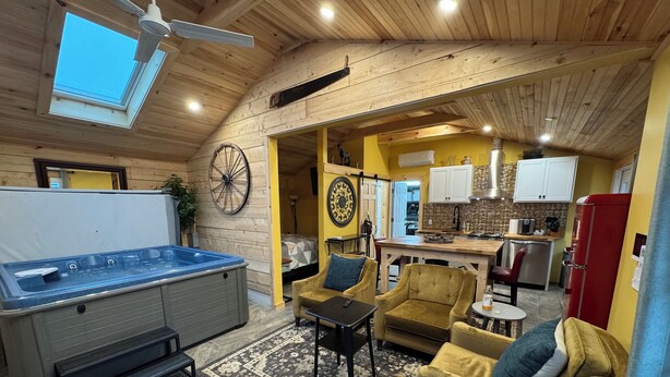 A cozy interior with a hot tub, a dining area, and a kitchen. - Soothing Carriage House with Hot Tub in charming Stratford (Stratford)
