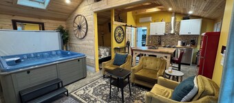 Soothing Carriage House with Hot Tub in charming Stratford